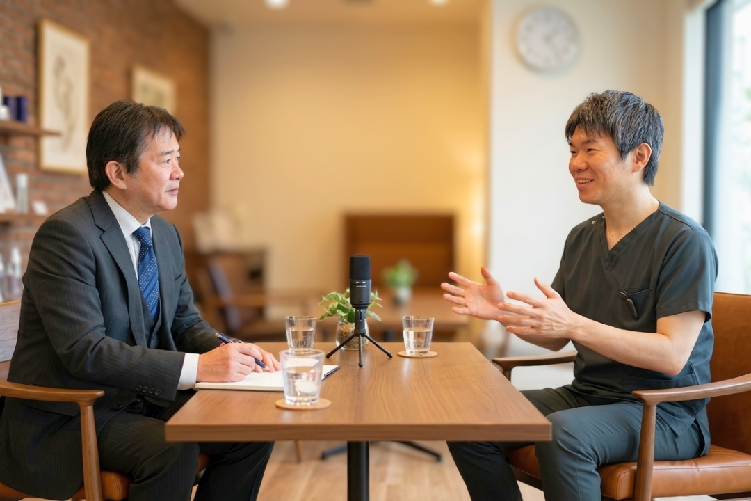 トータルスキンクリニック分山院長がインタビューを受けている様子(トータルスキンクリニック福岡天神大名。松山。)