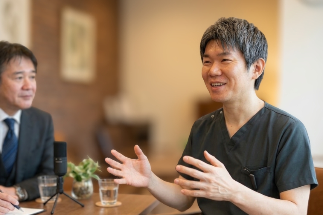 トータルスキンクリニック分山院長がインタビューを受けている様子（トータルスキンクリニック福岡天神大名。松山。）
