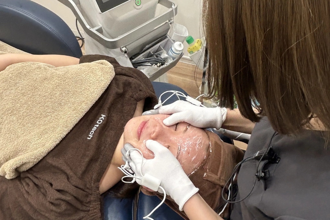 美容皮膚科 トータルスキンクリニック医師（福岡天神院）松田 ゆい（まつだ ゆい）がサーマハンドを施術している様子（美容皮膚科 トータルスキンクリニック医師（福岡天神院））